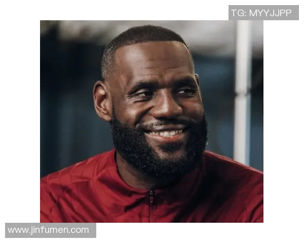 勒布朗与足球明星的友谊之路：跨界运动员的粉丝魅力揭秘